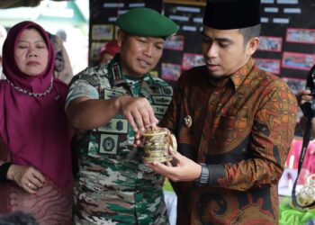 Wakil Wali Kota Solok, Dr. Ramadhani Kirana Putra dan Dandim 0309/Solok melihat langsung hasil kerajinan anak-anak SD-MI se-Kota Solok di Lapangan Kodim 0309.(Prokomp)