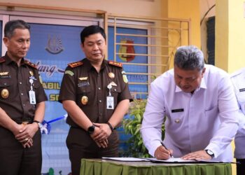 Wali Kota Solok, H. Zul Elfian Umar menandatangani kerjasama pengelolaan rumah rehabilitasi korban narkoba dengan Kejari Solok.(Prokomp)