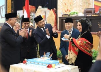 Suasana gembira saat Ketua DPRD Kota Solok, Hj. Nurnisma memberikan kue ulang tahun ke-52 Kota Solok kepada Wali Kota Pertama, Hasan Basri. Moemn itu turut disaksikan Wagub Audy Joinaldy, Wako Solok, H. Zul Elfian dan Wawako Ramadhani Kirana Putra.(Prokomp)