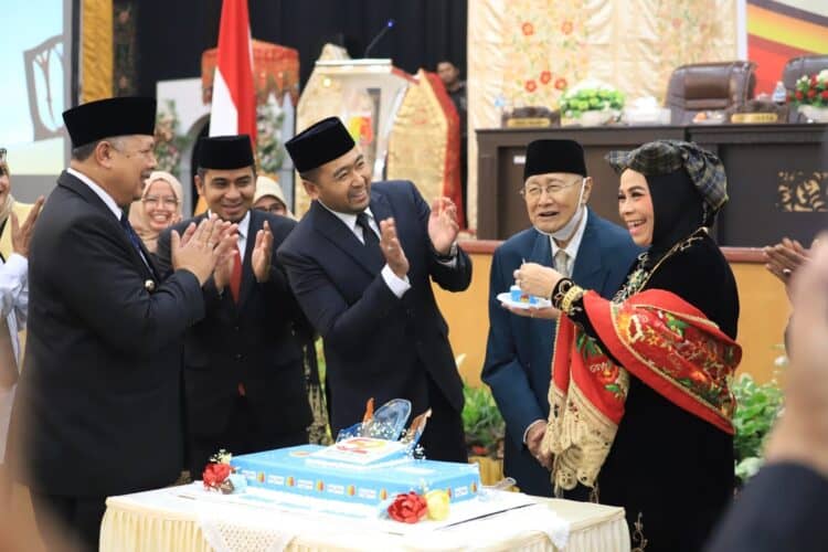 Suasana gembira saat Ketua DPRD Kota Solok, Hj. Nurnisma memberikan kue ulang tahun ke-52 Kota Solok kepada Wali Kota Pertama, Hasan Basri. Moemn itu turut disaksikan Wagub Audy Joinaldy, Wako Solok, H. Zul Elfian dan Wawako Ramadhani Kirana Putra.(Prokomp)