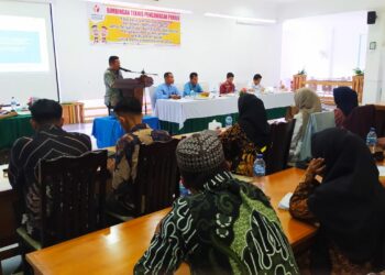 Panwaslu Kecamatan dan koordinator sekretariat mengikuti bimtek dari Bawaslu Kabupaten Solok di ruang pertemuan D'Realzion, Kota Solok.(Klikpositif)