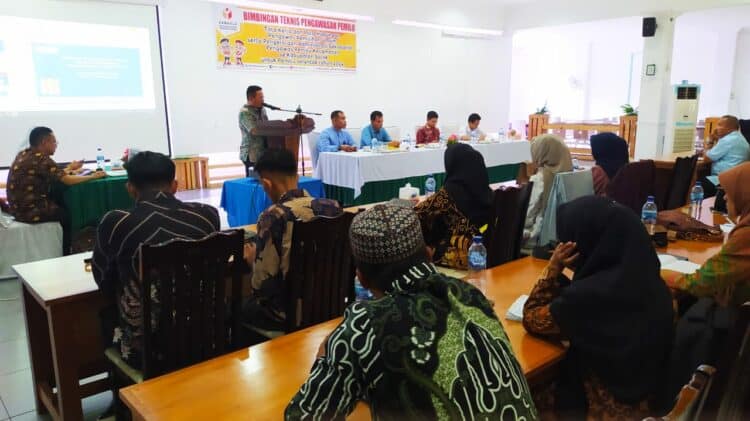 Panwaslu Kecamatan dan koordinator sekretariat mengikuti bimtek dari Bawaslu Kabupaten Solok di ruang pertemuan D'Realzion, Kota Solok.(Klikpositif)