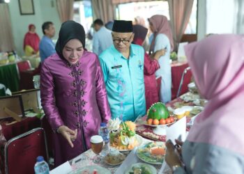 Ketua TP PKK Kabupaten Solok, Ny. Emiko saat meninjau hasil masakan peserta lomba memasak ikan tingkat Kabupaten Solok.(Ist)