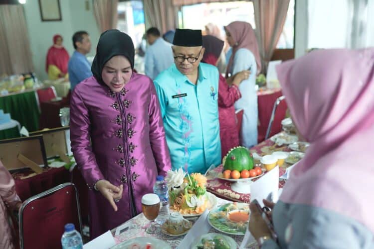 Ketua TP PKK Kabupaten Solok, Ny. Emiko saat meninjau hasil masakan peserta lomba memasak ikan tingkat Kabupaten Solok.(Ist)