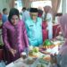 Ketua TP PKK Kabupaten Solok, Ny. Emiko saat meninjau hasil masakan peserta lomba memasak ikan tingkat Kabupaten Solok.(Ist)