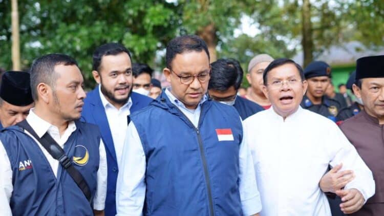 Teks Foto: Bakal calon Presiden Anies Baswedan didampingi Ketua DPW Partai NasDem Fadly Amran dan Ketua DPP Partai NasDem, Willy Aditya saat berkunjung ke INS Kayu Tanam, dalam agenda safari politik di Sumbar, Sabtu (3/12/2022). [Foto: Tim Khusus Anies Baswedan Sumbar]