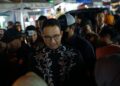 Teks Foto: Anies Baswedan bersama pimpinan Partai NasDem mulai dari pusat hingga daerah nikmati jajanan di Pasar Kuliner Pada1ng Panjang, Sumatera Barat, Sabtu (3/12/2022). [Foto: Tim Khusus Anies Baswedan Sumbar]