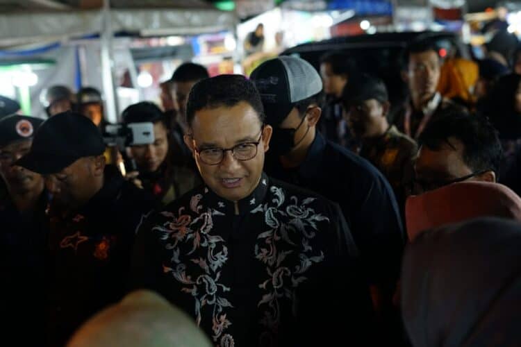 Teks Foto: Anies Baswedan bersama pimpinan Partai NasDem mulai dari pusat hingga daerah nikmati jajanan di Pasar Kuliner Pada1ng Panjang, Sumatera Barat, Sabtu (3/12/2022). [Foto: Tim Khusus Anies Baswedan Sumbar]