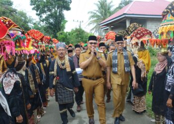 Bupati Solok, H. Epyardi Asda disambut para tokoh adat dan masyarakat Nagari Kuncia.(Ist)