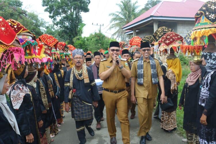 Bupati Solok, H. Epyardi Asda disambut para tokoh adat dan masyarakat Nagari Kuncia.(Ist)