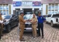 Bupati Solok, H. Epyardi Asda menyerahkan bantuan kendaraan dinas baru secara simbolis kepada Camat Gunung Talang.(Ist)