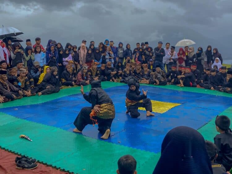 Pertunjukan silek tuo di areal wisata Lereng Green View, Kabupaten Solok.(Ist)