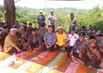 Pimpinan Pusat Muhammadiyah, Buya Anwar Abbas bersama tim meninjau lokasi tanah yang diwakafkan masyarakat Nagari Paninjauan, Kabupaten Solok.(Klikpositif)