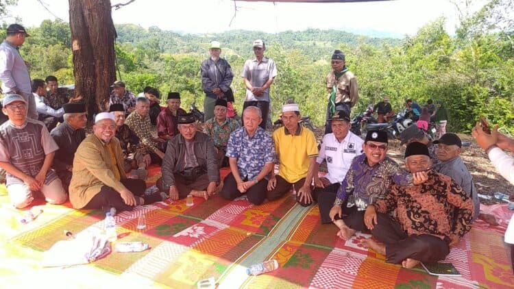 Pimpinan Pusat Muhammadiyah, Buya Anwar Abbas bersama tim meninjau lokasi tanah yang diwakafkan masyarakat Nagari Paninjauan, Kabupaten Solok.(Klikpositif)