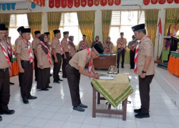 Ketua Kwarcab Pramuka Kota Solok, Dr. Ramadhani Kirana Putra mengukuhkan kepengurusan Saka Kalpataru DLH Kota Solok.(ist)