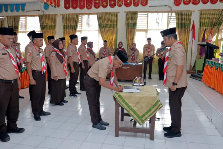 Ketua Kwarcab Pramuka Kota Solok, Dr. Ramadhani Kirana Putra mengukuhkan kepengurusan Saka Kalpataru DLH Kota Solok.(ist)