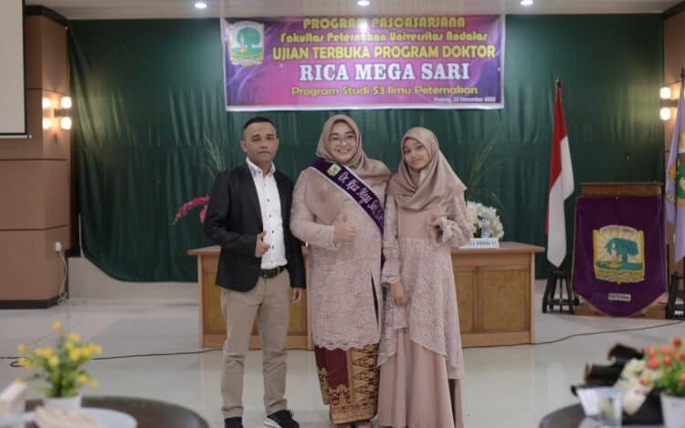 Dr. Rica Mega Sari, S.Pt,.MP bersama suami dan anak usai dinyatakan lulus dalam ujian terbuka program doktoral di Unand Padang.(Ist)