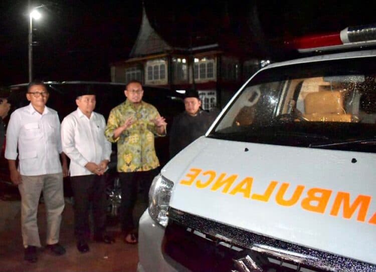 Andre Rosiade Serahkan Bantuan Ambulans