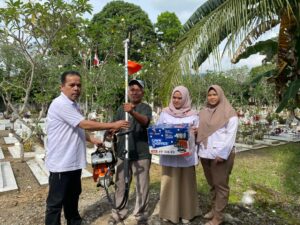 Andre Rosiade Bantu Mesin Potong Rumput dan Pompa Air untuk TMP Kuranji