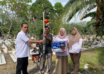 Andre Rosiade Bantu Mesin Potong Rumput dan Pompa Air untuk TMP Kuranji