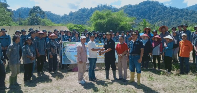 Penyerahan bibit sebanyak 3.000 batang oleh Dekan didampingi Ketua Kerjasama Fahutan UMSumbar kepada Kepala Dinas Pertanian Kab. Pessel yang juga didampingi oleh Camat XI Tarusan dan Wali Nagari Siguntur.