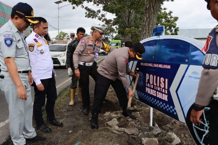 Kapolres Solok, AKBP Apri Wibowo memasang replika mobil patroli di daerah Nagari Cupak.(Ist)