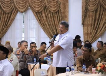 Wali Kota Solok, H. Zul ELfian Umar saat menghadiri rapat koordinasi survey awal Latsitarda Nusantara 2023 di Gubernuran Sumbar.(Prokomp)