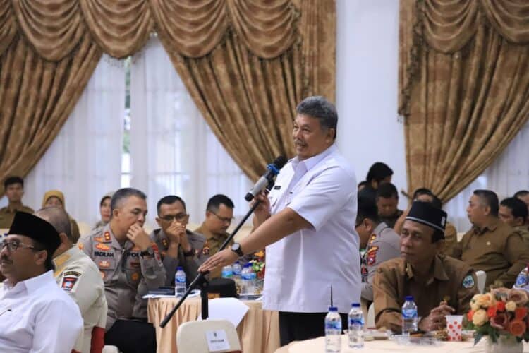 Wali Kota Solok, H. Zul ELfian Umar saat menghadiri rapat koordinasi survey awal Latsitarda Nusantara 2023 di Gubernuran Sumbar.(Prokomp)