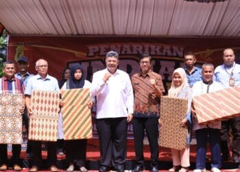 Wali Kota Solok, H. Zul Elfian Umar bersama masyarakat yang beruntung mendapatkan undian berhadiah.(Prokomp)