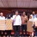 Wali Kota Solok, H. Zul Elfian Umar bersama masyarakat yang beruntung mendapatkan undian berhadiah.(Prokomp)