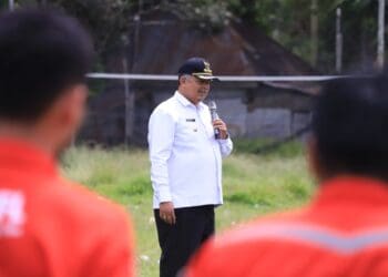 Wali Kota Solok, H. Zul Elfian Umar membuka pelatihan peningkatan kapasitas bagi personel Tagana Kota Solok di Nagari Tikalak.(Prokomp)