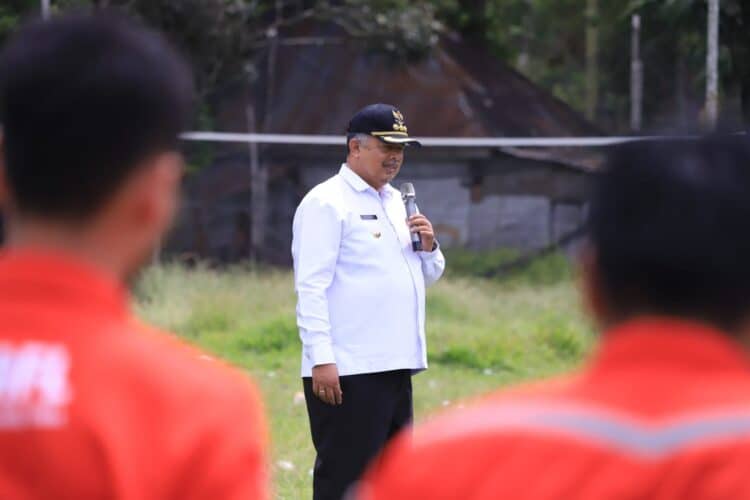 Wali Kota Solok, H. Zul Elfian Umar membuka pelatihan peningkatan kapasitas bagi personel Tagana Kota Solok di Nagari Tikalak.(Prokomp)