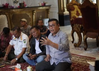 Bupati Solok, H. Epyardi Asda saat menerima curhatan dari para pekerja Aqua Solok yang kena PHK.(Ist)