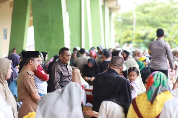 Wakil Wali Kota Solok, Ramadhani Kirana Putra memantau pelaksanaan pasar murah di Istiqla Park yang dipadati kaum emak-emak.(Prokomp)