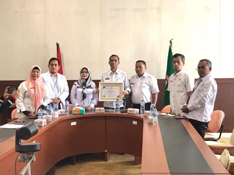 Sekda Kabupaten Solok, Medison menerima penghargaan bagi Kabupaten Solok sebagai daerah terbaik dalam pelaksanaan AKS Tahun 2022.(Ist)