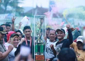 Ketua DPRD bersama jajran anggota serta Wali Kota Solok menyerahkan piala bergilir kepada tim Kelurahan VI Suku yang menjadi juara DPRD Cup Kota Solok 2022.(Prokomp)