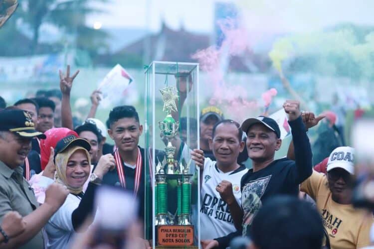 Ketua DPRD bersama jajran anggota serta Wali Kota Solok menyerahkan piala bergilir kepada tim Kelurahan VI Suku yang menjadi juara DPRD Cup Kota Solok 2022.(Prokomp)