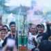 Ketua DPRD bersama jajran anggota serta Wali Kota Solok menyerahkan piala bergilir kepada tim Kelurahan VI Suku yang menjadi juara DPRD Cup Kota Solok 2022.(Prokomp)