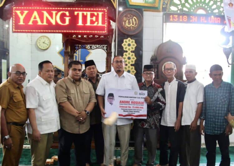 Andre Rosiade Bantu Rehab Masjid Tertua di Kota Padang