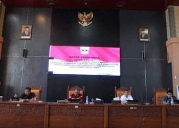 Ketua DPRD dharmasraya Pariyanto pimpin rapat paripurna