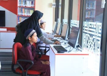 Sejumlah anak-anak memanfaatkan pojok baca digital yang ada di Masjid Agung Al-Muhsinin Kota Solok.(Prokomp)