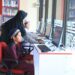 Sejumlah anak-anak memanfaatkan pojok baca digital yang ada di Masjid Agung Al-Muhsinin Kota Solok.(Prokomp)