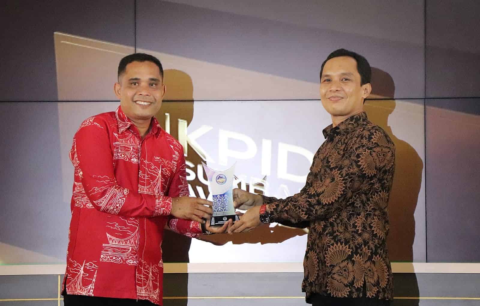 Vice President Radio Classy FM, Freddy Risnandar saat menerima penghargaan, Rabu malam, 7 Desember 2022