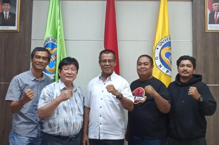 Dekan FIK UNP Prof Alnedral (tengah) bersama Wakil Direktur Padang Ekspres, Koordinator Liputan Eka Rianto dan Ketua Panitia Padek Cup 2023, Eko Hermanto, di Kampus UNP, Selasa (17/1).