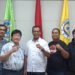 Dekan FIK UNP Prof Alnedral (tengah) bersama Wakil Direktur Padang Ekspres, Koordinator Liputan Eka Rianto dan Ketua Panitia Padek Cup 2023, Eko Hermanto, di Kampus UNP, Selasa (17/1).
