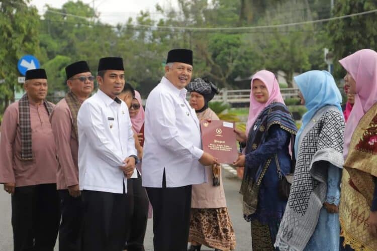 Wali Kota Solok, H. Zul Elfian Umar dan Wawako Ramadhani Kirana Putra menyerahkan penghargaan kepada ASN Kemenag Kota Solok.(Prokomp)