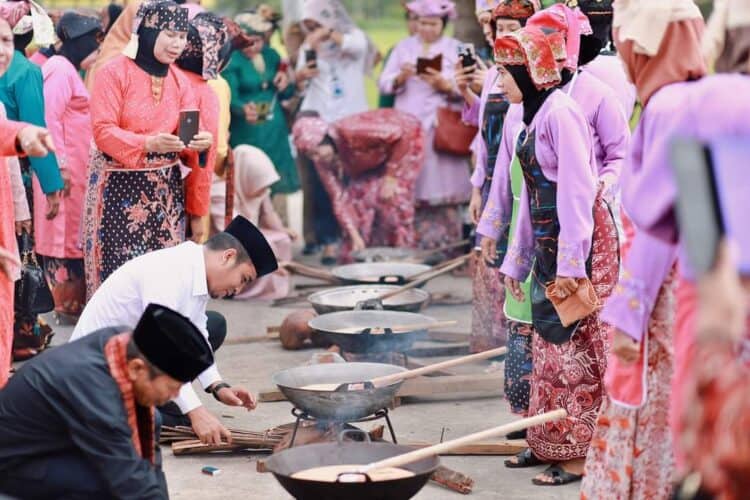 Wakil Wali Kota Solok, Dr. Ramadhani Kirana Putra memasak rendang bersama Bundo Kanduang dan Puti Bungsu Kota Solok.(Prokomp)