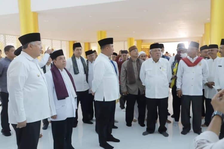 Wali Kota Solok, H. Zul Elfian Umar dan Bupati Dharmasraya, Sutan Riska Tuanku Kerajaan saat mendampingi Mentri PUPR Basuki Hadimuljono meresmikan Masjid Agung Dharmasraya.(Prokomp)