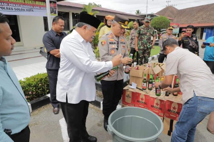 Kapolres Solok Kota, AKBP Ahmad Fadilan dan Wako Solok, H. Zul Elfian Umar serta Forkompinda melakukan pemusnahan miras hasil operasi pekat Singgalang 2022 di Mapolres Solok Kota.(Prokomp)