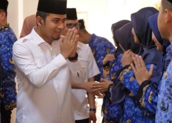 Wakil Wali Kota Solok, Dr. Ramadhani Kirana Putra memberikan ucapan selamat pada pejabat fungsional yang baru dilantik.(Prokomp)